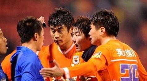 鲁能当心吧！昏哨京哨吹罚鲁能战力帆，业务能力差曾激怒李金羽