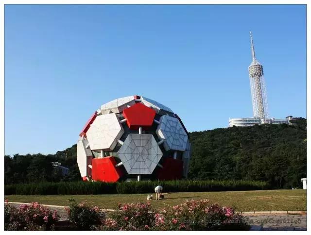 大连劳动公园的大足球有什么奥秘,劳动公园大足球在哪个门