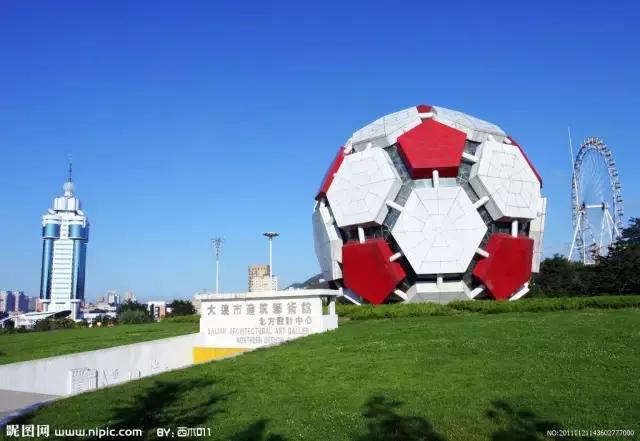 大连劳动公园的大足球有什么奥秘,劳动公园大足球在哪个门