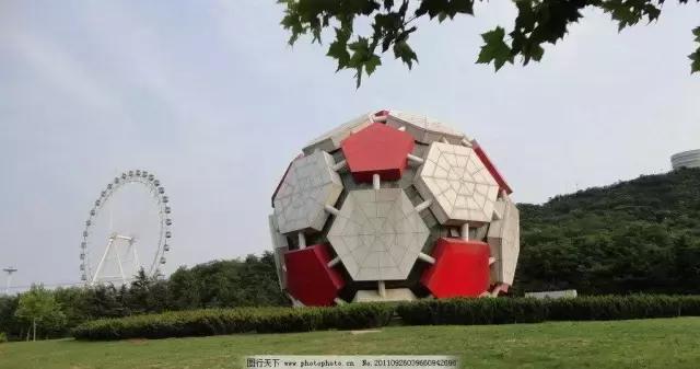 大连劳动公园的大足球有什么奥秘,劳动公园大足球在哪个门