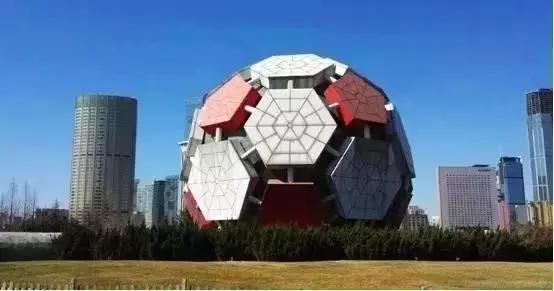 大连劳动公园的大足球有什么奥秘,劳动公园大足球在哪个门