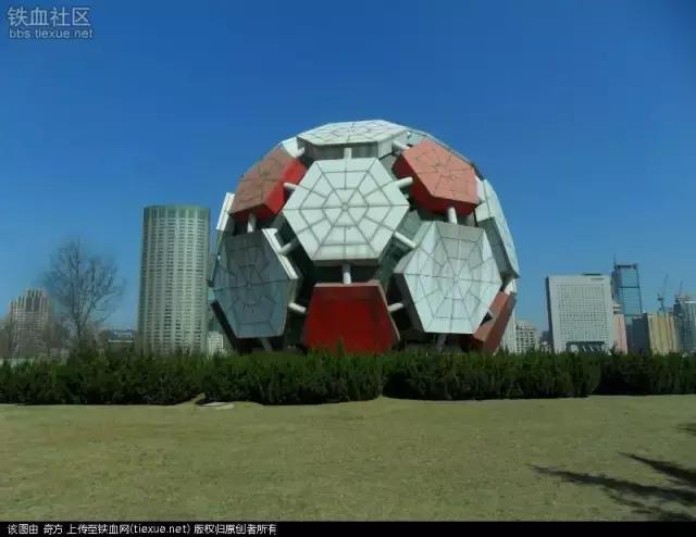 大连劳动公园的大足球有什么奥秘,劳动公园大足球在哪个门
