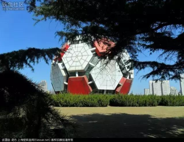 大连劳动公园的大足球有什么奥秘,劳动公园大足球在哪个门