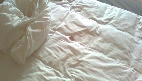 床单衣服有血渍不好洗怎么办,清洁床单血渍泡沫剂