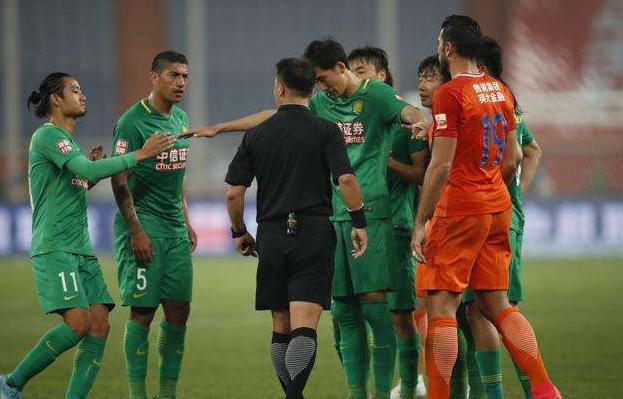 鲁能当心吧！昏哨京哨吹罚鲁能战力帆，业务能力差曾激怒李金羽