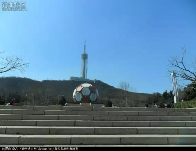 大连劳动公园的大足球有什么奥秘,劳动公园大足球在哪个门