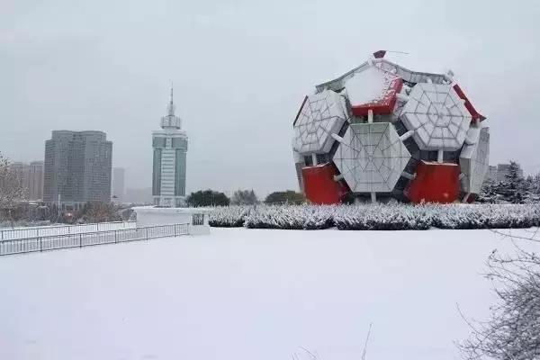 大连劳动公园的大足球有什么奥秘,劳动公园大足球在哪个门