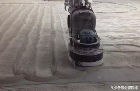 如何区分水泥篮球场和塑胶篮球场,彩色篮球场是不是水泥地