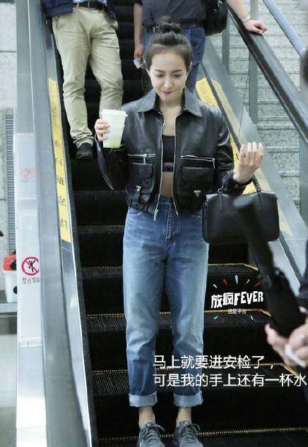 有一种惊艳叫宋茜的机场照,宋茜全黑造型酷帅亮相机场