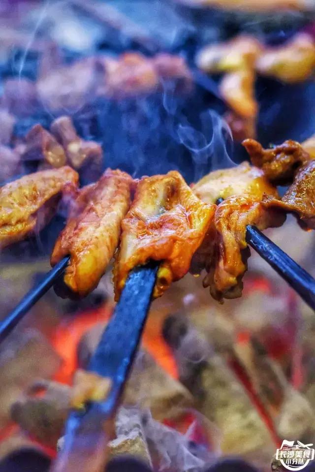 各种特点烧烤欢迎大家都来品尝,最好吃人气最高的烧烤
