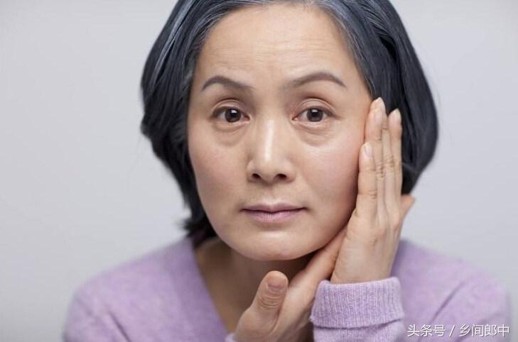 眼袋变成卧蚕是什么原因,卧蚕和眼袋有什么区别对照图片女