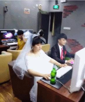 新娘心真大，这是打完游戏再回去拜堂的节奏啊
