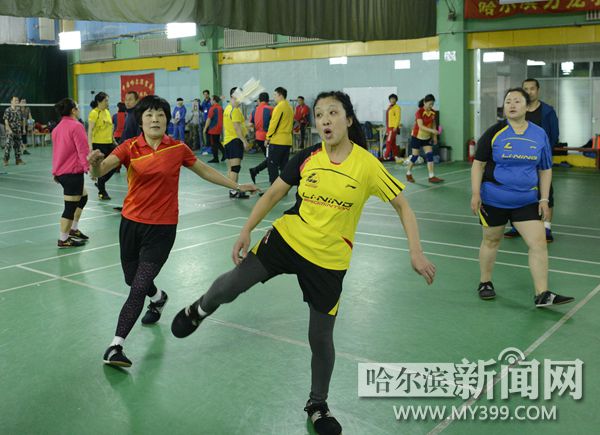 老顽童玩空竹杂技,花式足球老顽童