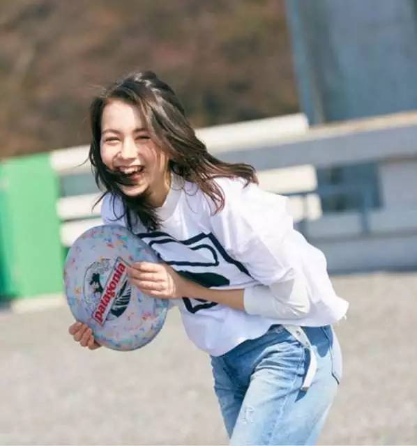 人见人爱！这个BOY风少女有点cool！