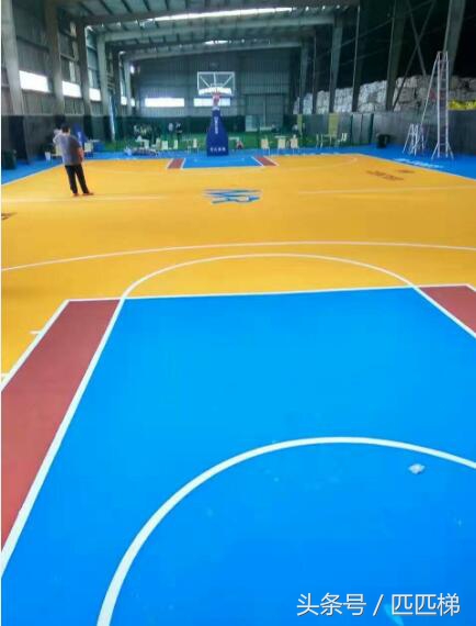 如何区分水泥篮球场和塑胶篮球场,彩色篮球场是不是水泥地