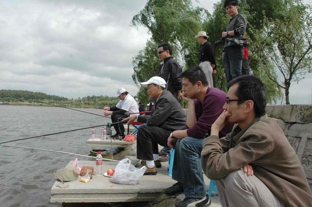 自动钓鱼竿钓大草鱼的方法,自动钓鱼竿钓草鱼水深多少合适