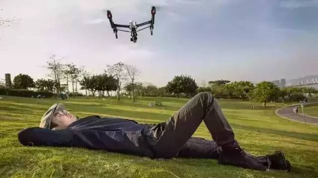 小时候特别想拥有一台遥控飞机,小时候一直想要拥有一台遥控飞机