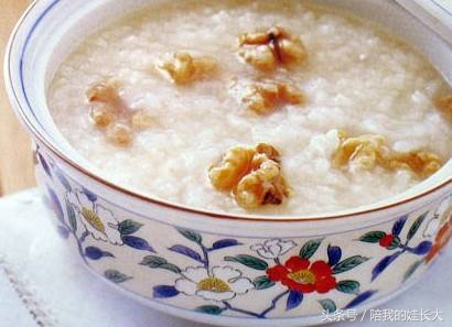 小孩咳嗽吃点东西能好点吗,孩子咳嗽吃止咳药就行吗