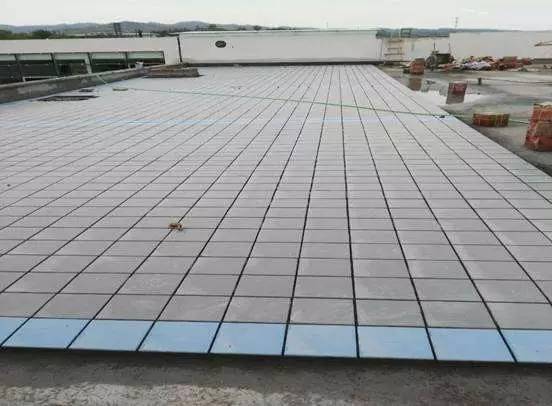 房顶漏水下面的地砖怎么处理,屋顶瓷砖漏水怎样处理最好呢