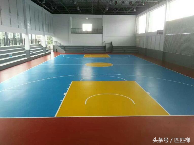 如何区分水泥篮球场和塑胶篮球场,彩色篮球场是不是水泥地