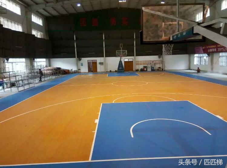 如何区分水泥篮球场和塑胶篮球场,彩色篮球场是不是水泥地