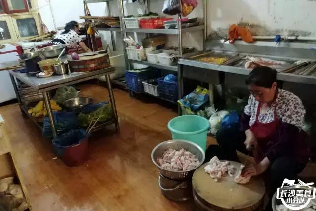 各种特点烧烤欢迎大家都来品尝,最好吃人气最高的烧烤