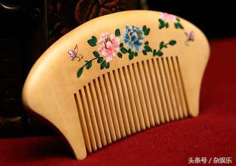 男女间送哪些礼物代表喜欢,女孩给男生送什么礼物能代表爱情