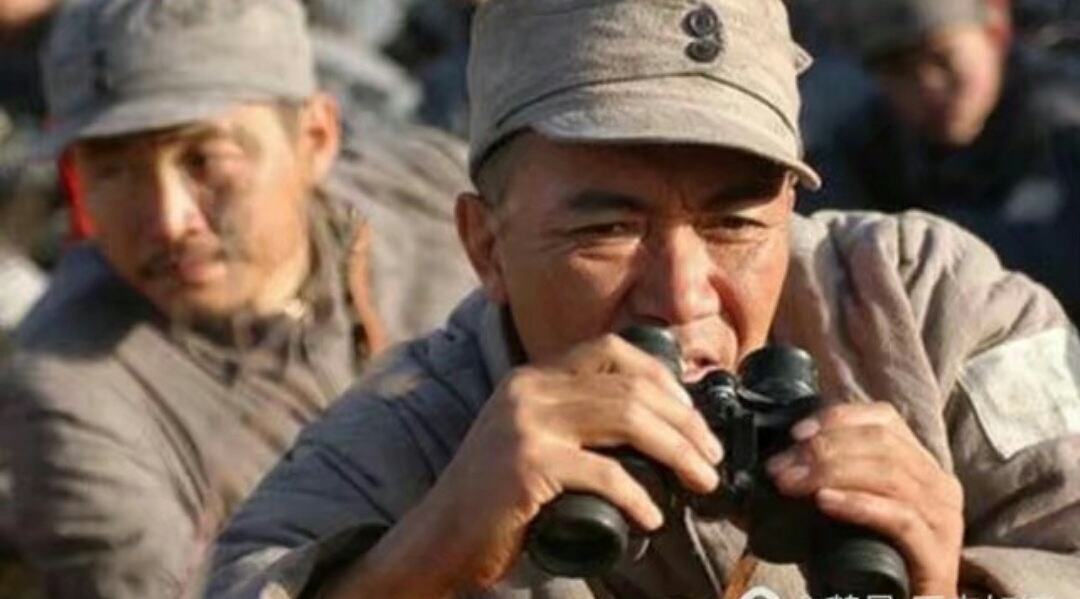 亮剑李云龙望远镜照片 (亮剑李云龙拿着望远镜的图片)