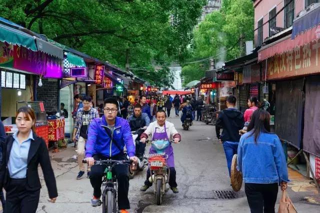 4万人住在距离光谷2公里外的小何西村，却从未对它说一声谢谢