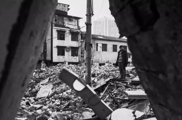 4万人住在距离光谷2公里外的小何西村，却从未对它说一声谢谢