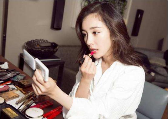 杨幂佟丽娅都给她做过配，但好像自从她整容消息传出后就少出现了