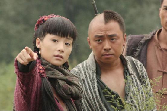 杨幂佟丽娅都给她做过配，但好像自从她整容消息传出后就少出现了