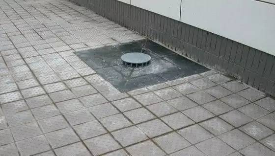 房顶漏水下面的地砖怎么处理,屋顶瓷砖漏水怎样处理最好呢