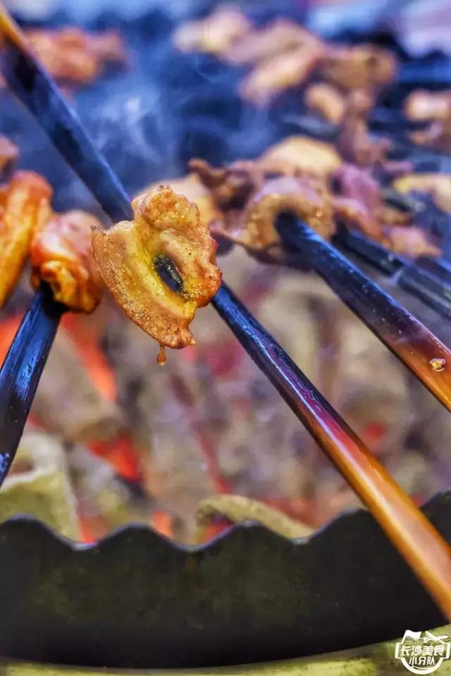 各种特点烧烤欢迎大家都来品尝,最好吃人气最高的烧烤