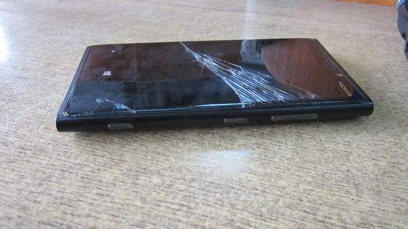 有几个品牌的手机是特容易碎屏的，我揭秘原因给你看及应对方法