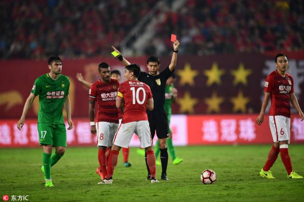 中超裁判眼瞎名场面,睁眼瞎的足球裁判