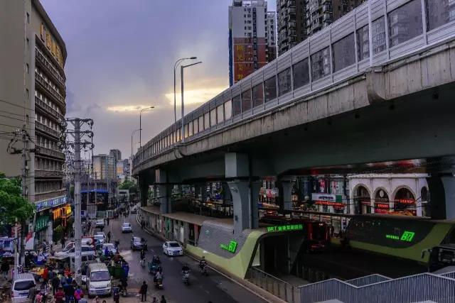 4万人住在距离光谷2公里外的小何西村，却从未对它说一声谢谢