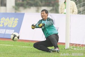 京津大战出击时一脚蹬到高峰的肚子，留下六个明显的鞋钉印！