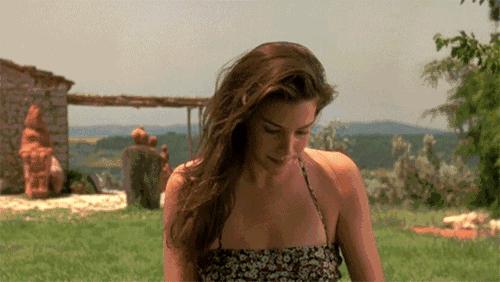 夏天丝巾系法大全,夏天长方形丝巾搭白衬衫的系法