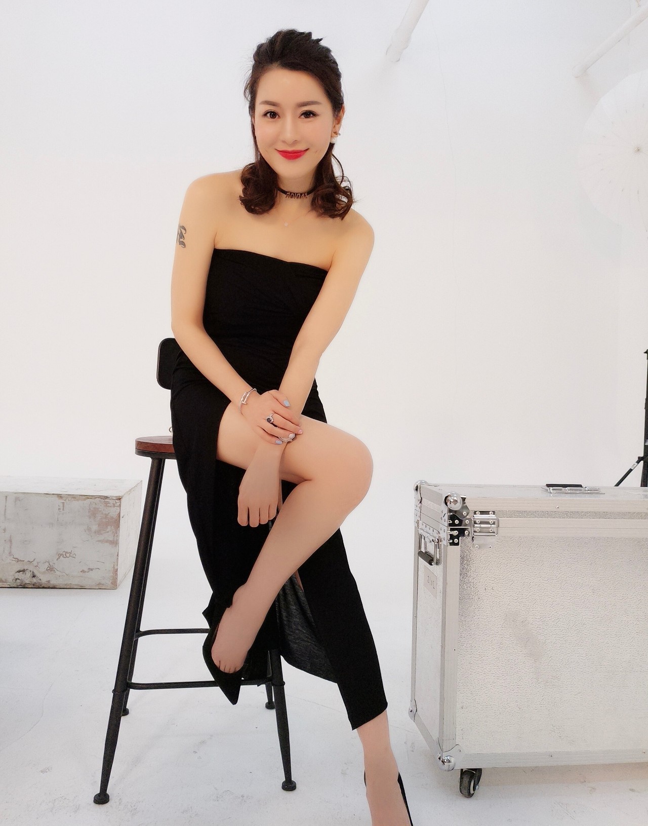 她是《中国式相亲》里最具争议的女嘉宾，逆龄的美貌是福还是祸？