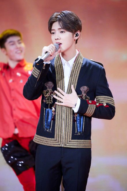 鹿晗“激扬青*梦春**”五四优秀青年，玩会身穿王子装帅气献唱