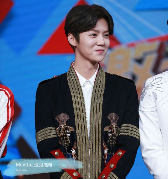 鹿晗“激扬青*梦春**”五四优秀青年，玩会身穿王子装帅气献唱