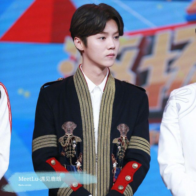 鹿晗“激扬青*梦春**”五四优秀青年，玩会身穿王子装帅气献唱