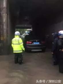 突降暴雨交警蜀黍都在忙些啥,天降暴雨交警视频