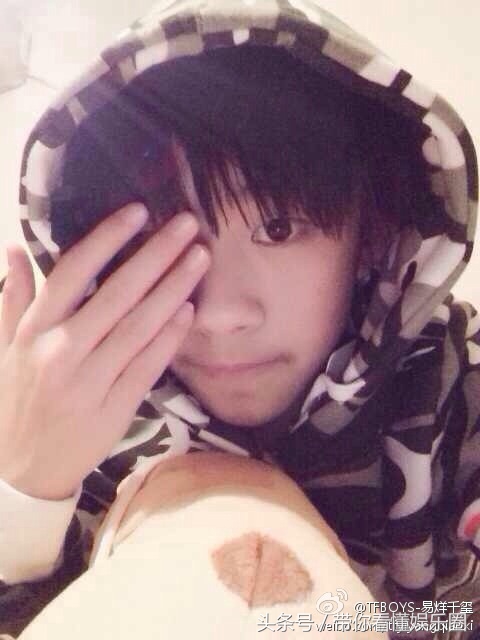 易烊千玺令人发指的照片,易烊千玺的100个细节