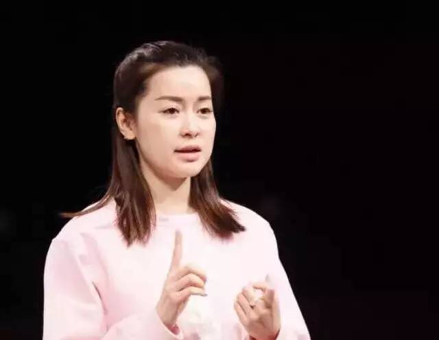 她是《中国式相亲》里最具争议的女嘉宾，逆龄的美貌是福还是祸？