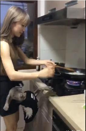 小姨子做饭,小姨子在厨房做饭