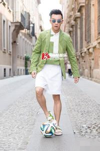 吴昕看马德里竞技比赛,吴昕韩国拍照