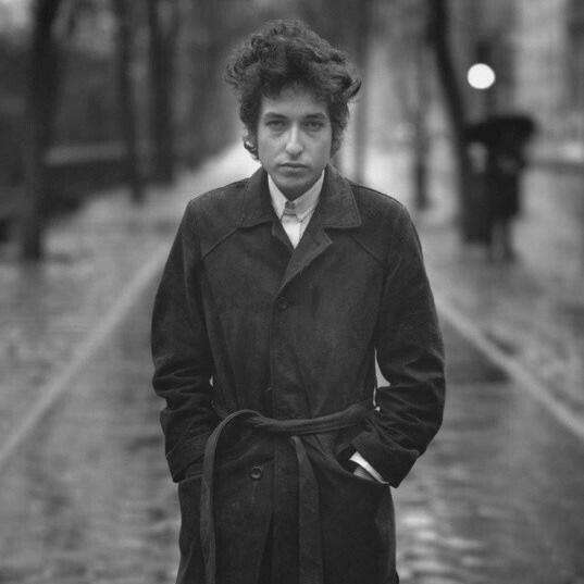 美国歌手鲍勃迪伦回忆录,鲍勃迪伦早年创作以民谣音乐为主