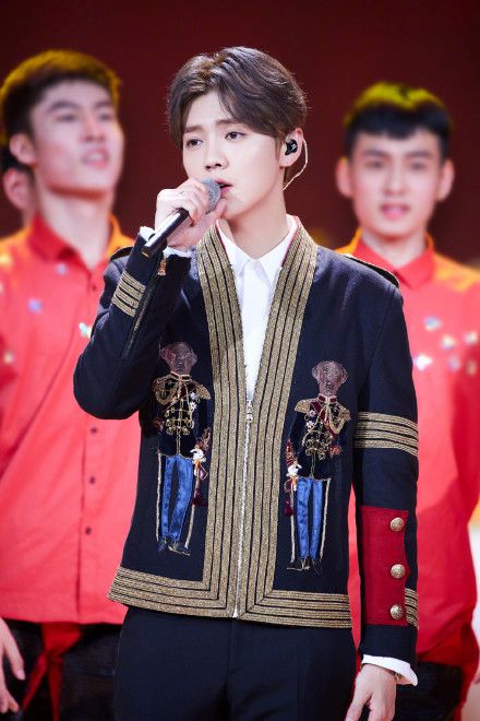 鹿晗“激扬青*梦春**”五四优秀青年，玩会身穿王子装帅气献唱